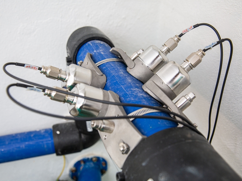 Picture of Prosonic Flow P 500 installed on a pipe