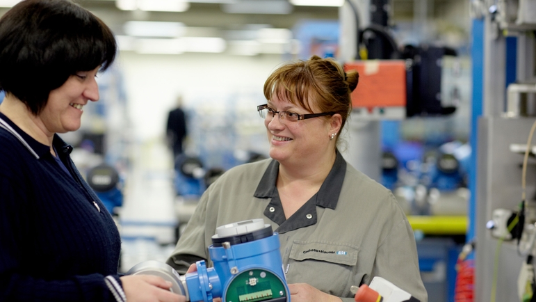 Endress+Hauser Flow France, Cernay, women with flowmeter