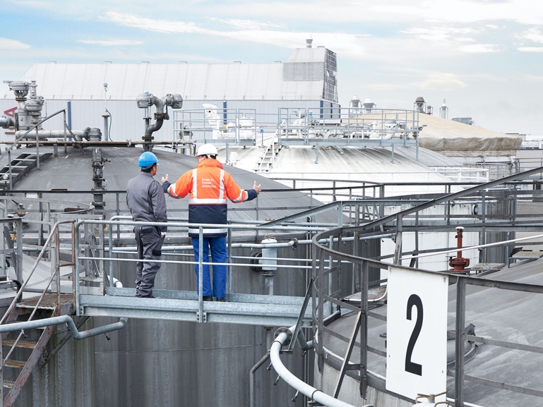 Prevent tank overflow in the Oil & Gas industry. Picture of tank farm/ oil tanks in a refinery. Endress+hauser together with customer.