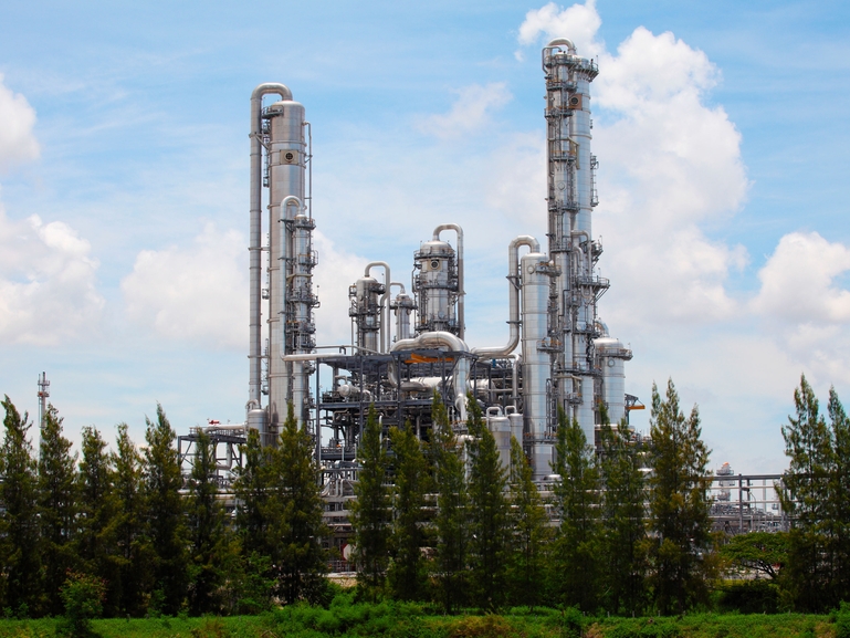 Guided wave radar level measurement in distillation columns - the reliable alternative to displacers Picture of distillation columns of a refinery