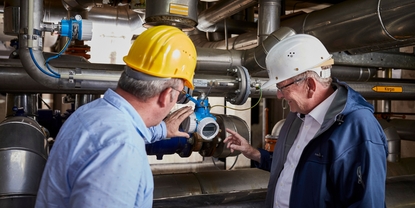 Customer and Endress+Hauser engineer at a refinery