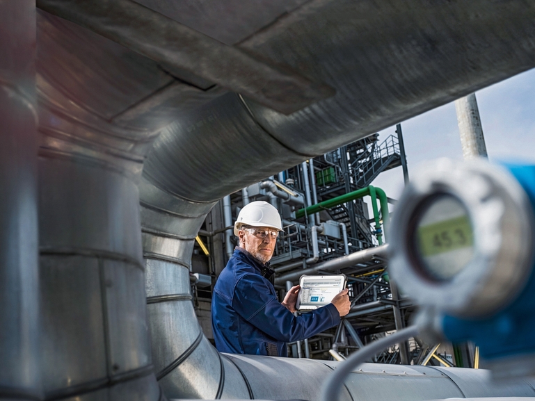 Smart manufacturing plant with engineer and tablet
