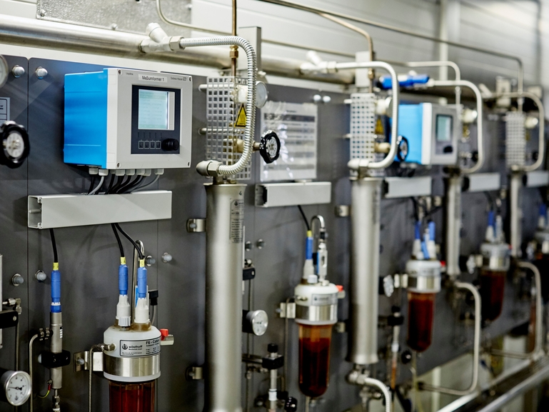 Liquiline multi-parameter transmitter for Memosens sensors with plug-in heads or fixed cables