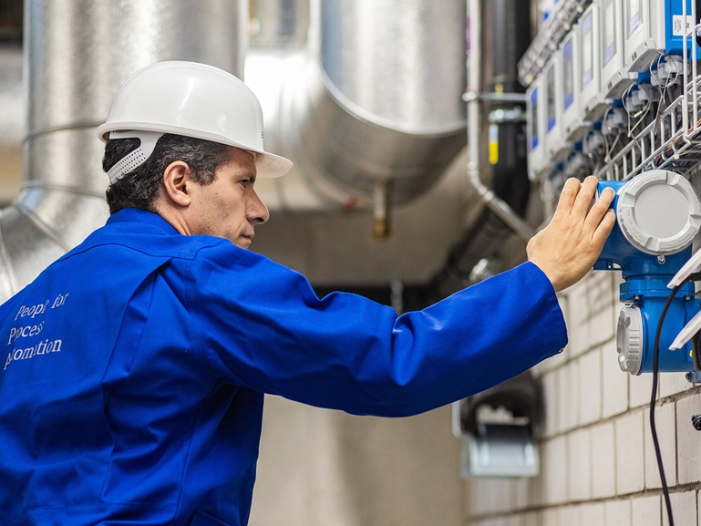 Picture of commissioning of Prosonic Flow P 500